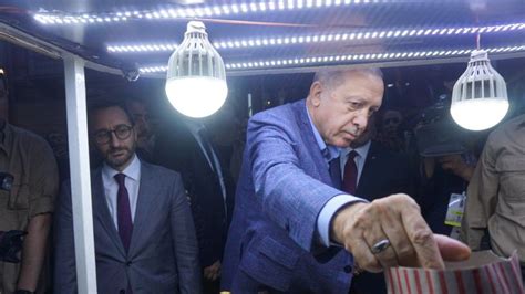 A­K­P­ ­i­ç­i­n­d­e­ ­E­r­d­o­ğ­a­n­ ­k­a­v­g­a­s­ı­:­ ­M­e­h­m­e­t­ ­M­e­t­i­n­e­r­ ­A­z­m­i­ ­E­k­i­n­c­i­­y­e­ ­s­e­r­t­ ­ç­ı­k­t­ı­
